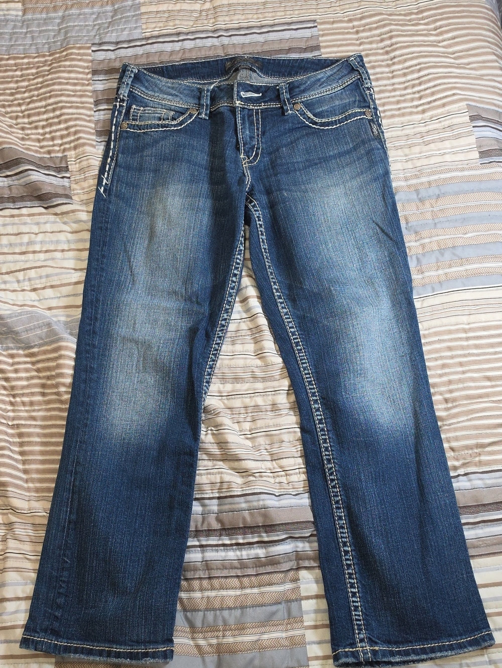 SILVER SUKI CAPRI Women’s Blue Denim Jeans - Classic Mid Wash